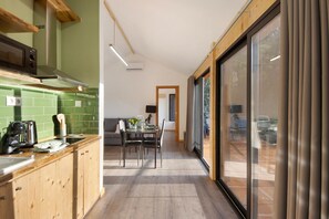 Jääkaappi, mikroaaltouuni, liesi, kahvin-/teenkeitin