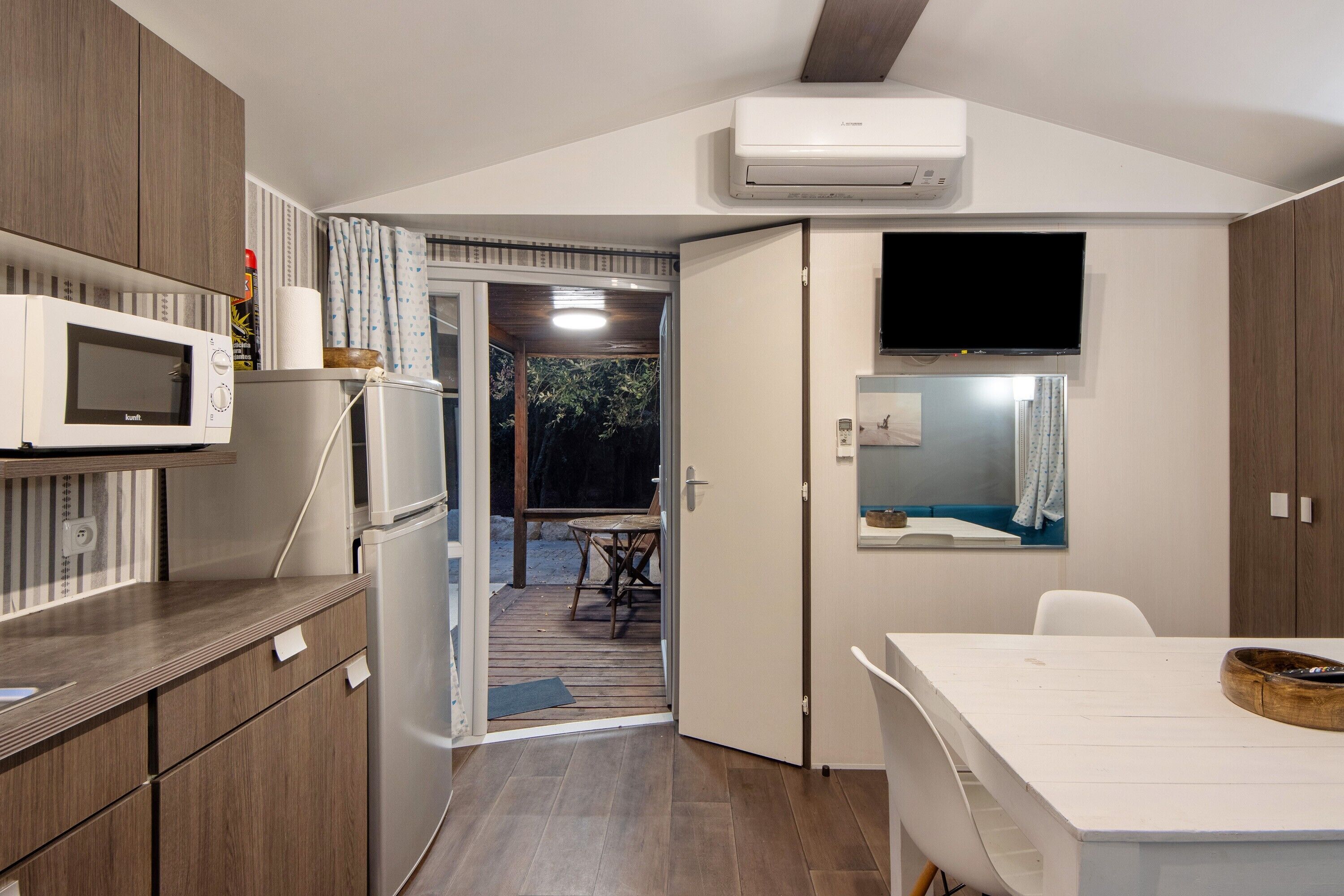 Kylskåp, mikrovågsugn, spishäll och kaffe- och tebryggare