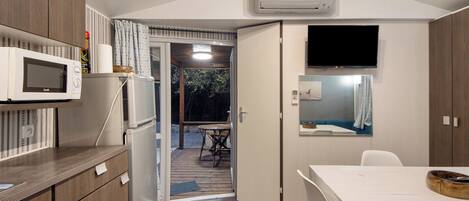 Een koelkast, een microgolfoven, een kookplaat