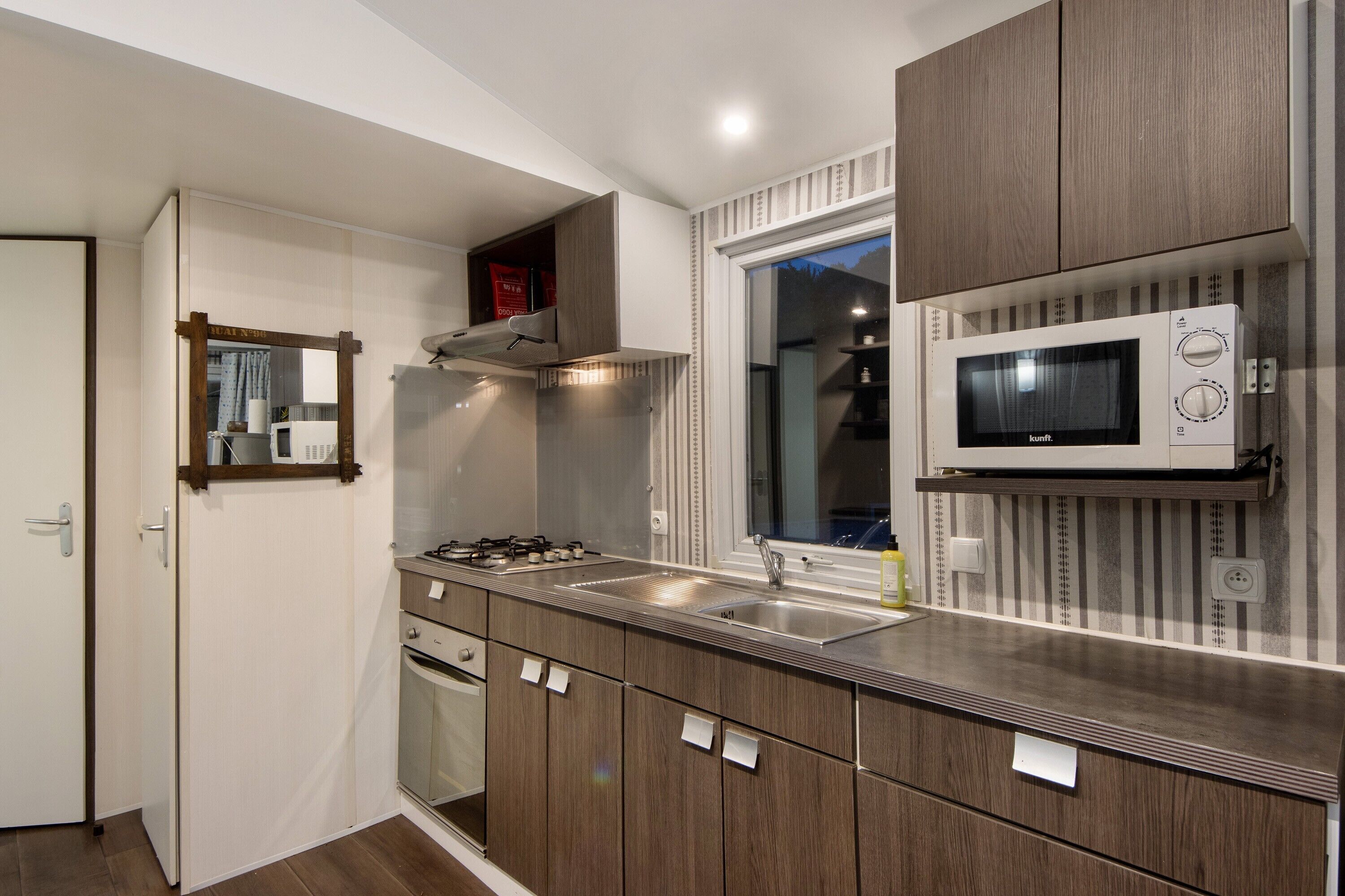 Kühlschrank, Mikrowelle, Herdplatte, Wasserkocher mit Kaffee-/Teezubehör