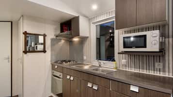 KĂŒhlschrank, Mikrowelle, Herdplatte, Wasserkocher mit Kaffee-/Teezubehör