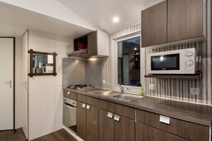 Een koelkast, een magnetron, een kookplaat