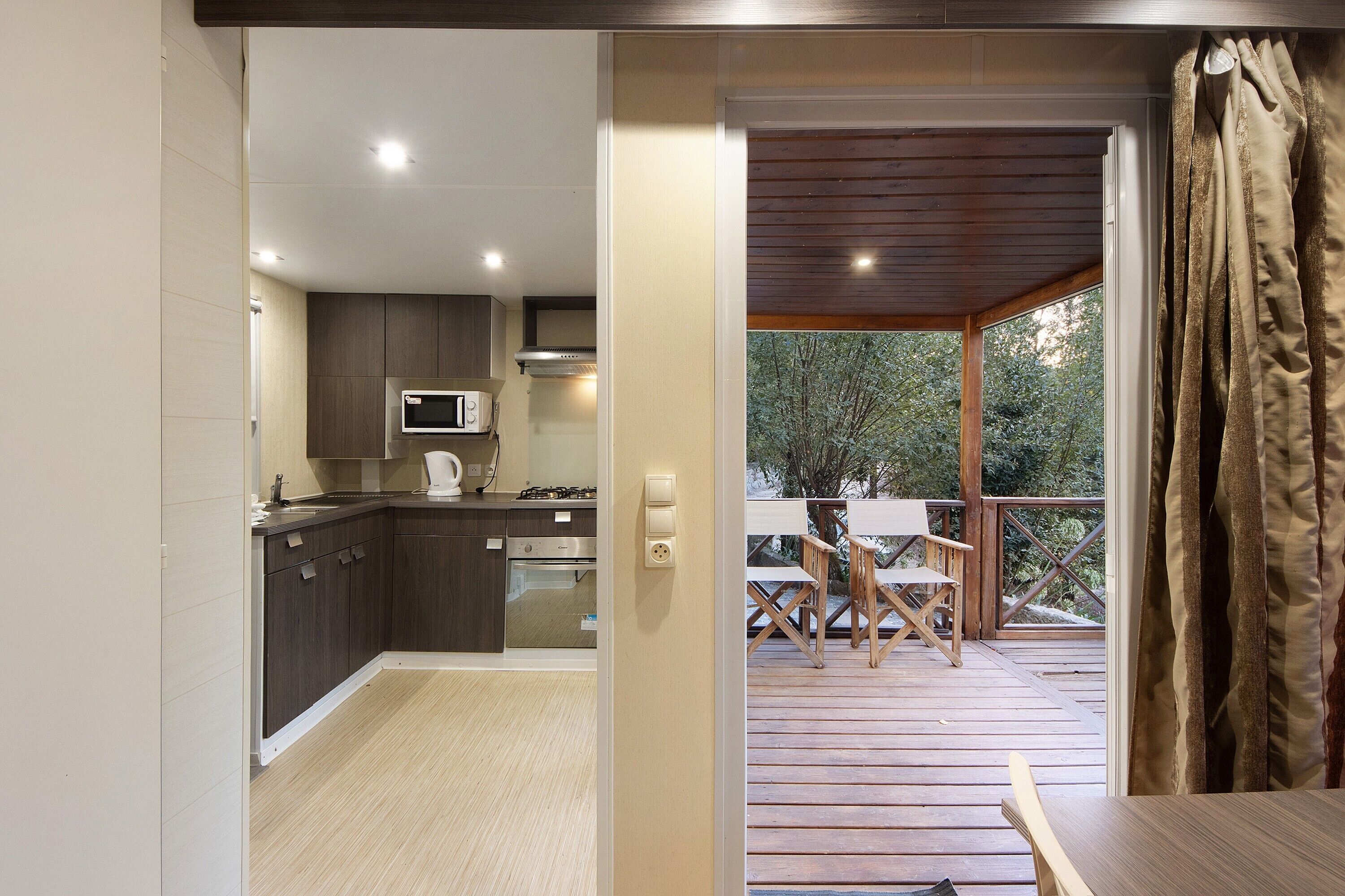 Kylskåp, mikrovågsugn, spishäll och kaffe- och tebryggare