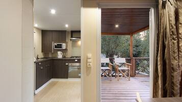 Kylskåp, mikrovågsugn, spishäll och kaffe- och tebryggare