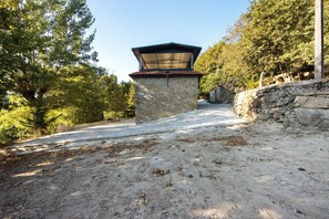 Property grounds - Holiday Home 'Nature Stone and Villas - Casa 5' Mountain View, Shared Garden and Air Conditioning (Vila Boa do Bispo)