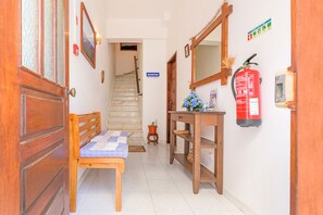 Interior - Room 'Quarto Lilás' with Balcony and Wi-Fi (Odeceixe)