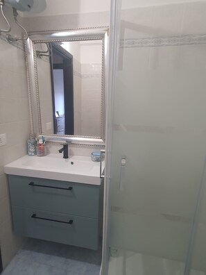 Shower, hair dryer, towels - Apartment 'Civico 316 with Pool' with Shared Pool, Wi-Fi and Air Conditioning (Porto Recanati)