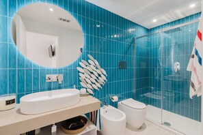 Een douche, een haardroger, handdoeken