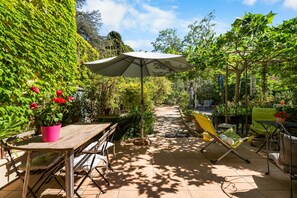 Outdoor dining - Holiday Home 'A Hidden Gem by the Sea' with Sea View, Private Garden & Wi-Fi (Saint-Cyr-sur-Mer)