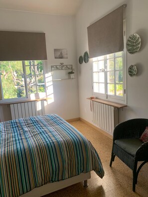 3 makuuhuonetta, silitysrauta/-lauta, ilmainen Wi-Fi, vuodevaatteet