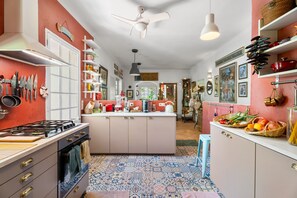 Fridge, oven, stovetop, coffee/tea maker