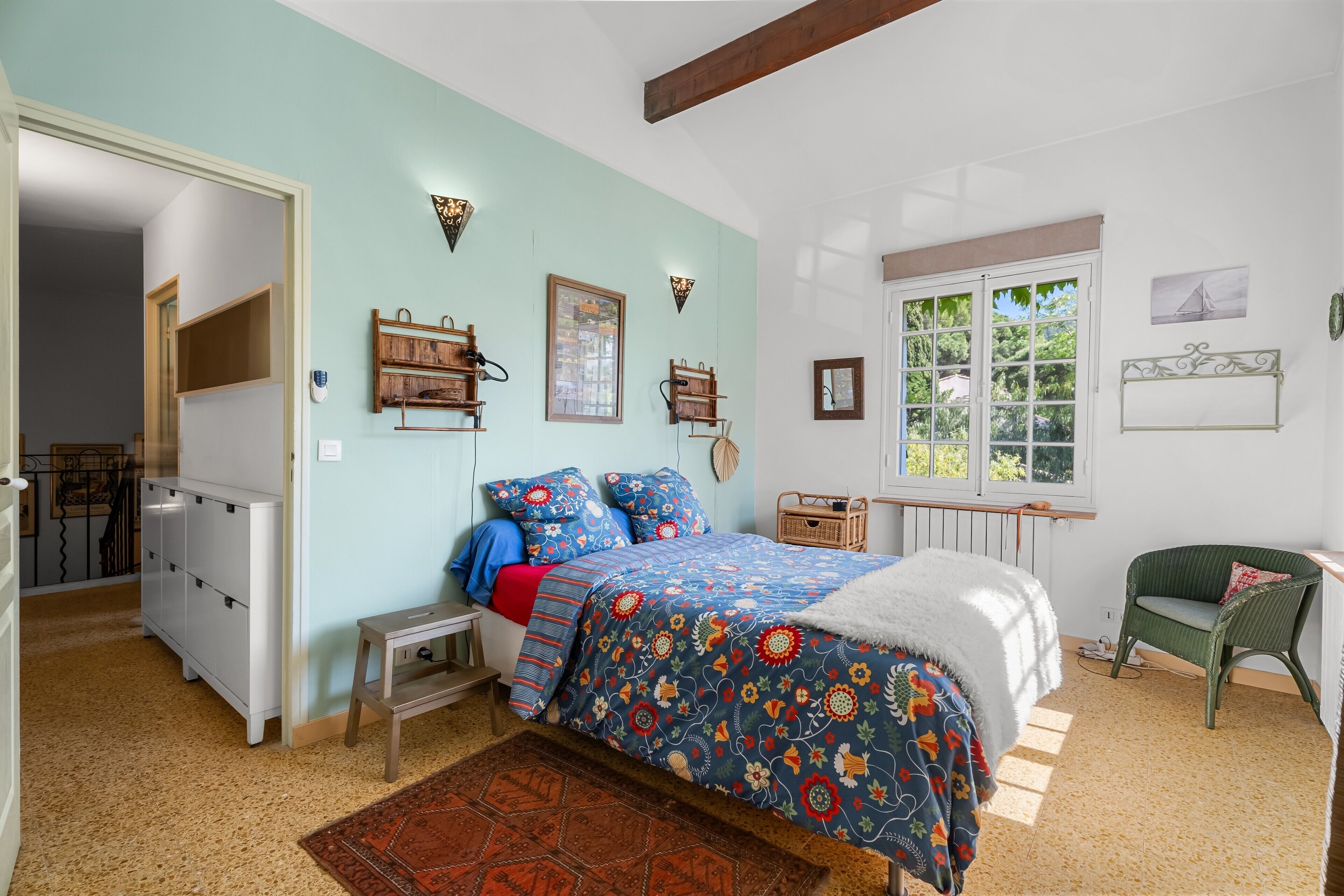 3 slaapkamers, een strijkplank/strijkijzer, gratis wifi, beddengoed