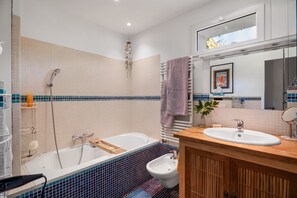 Shower, hair dryer, towels - Holiday Home 'A Hidden Gem by the Sea' with Sea View, Private Garden & Wi-Fi (Saint-Cyr-sur-Mer)