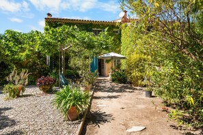 Exterior - Holiday Home 'A Hidden Gem by the Sea' with Sea View, Private Garden & Wi-Fi (Saint-Cyr-sur-Mer)