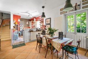 Dining - Holiday Home 'A Hidden Gem by the Sea' with Sea View, Private Garden & Wi-Fi (Saint-Cyr-sur-Mer)