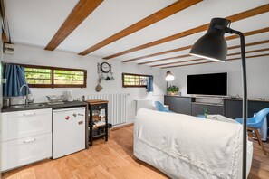 3 bedrooms, iron/ironing board, free WiFi, bed sheets - Holiday Home 'A Hidden Gem by the Sea' with Sea View, Private Garden & Wi-Fi (Saint-Cyr-sur-Mer)