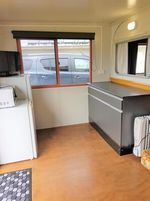 Classic Mobile Home, Courtyard View, No Linen Provided | Free WiFi - Urenui Beach Camp (Urenui)