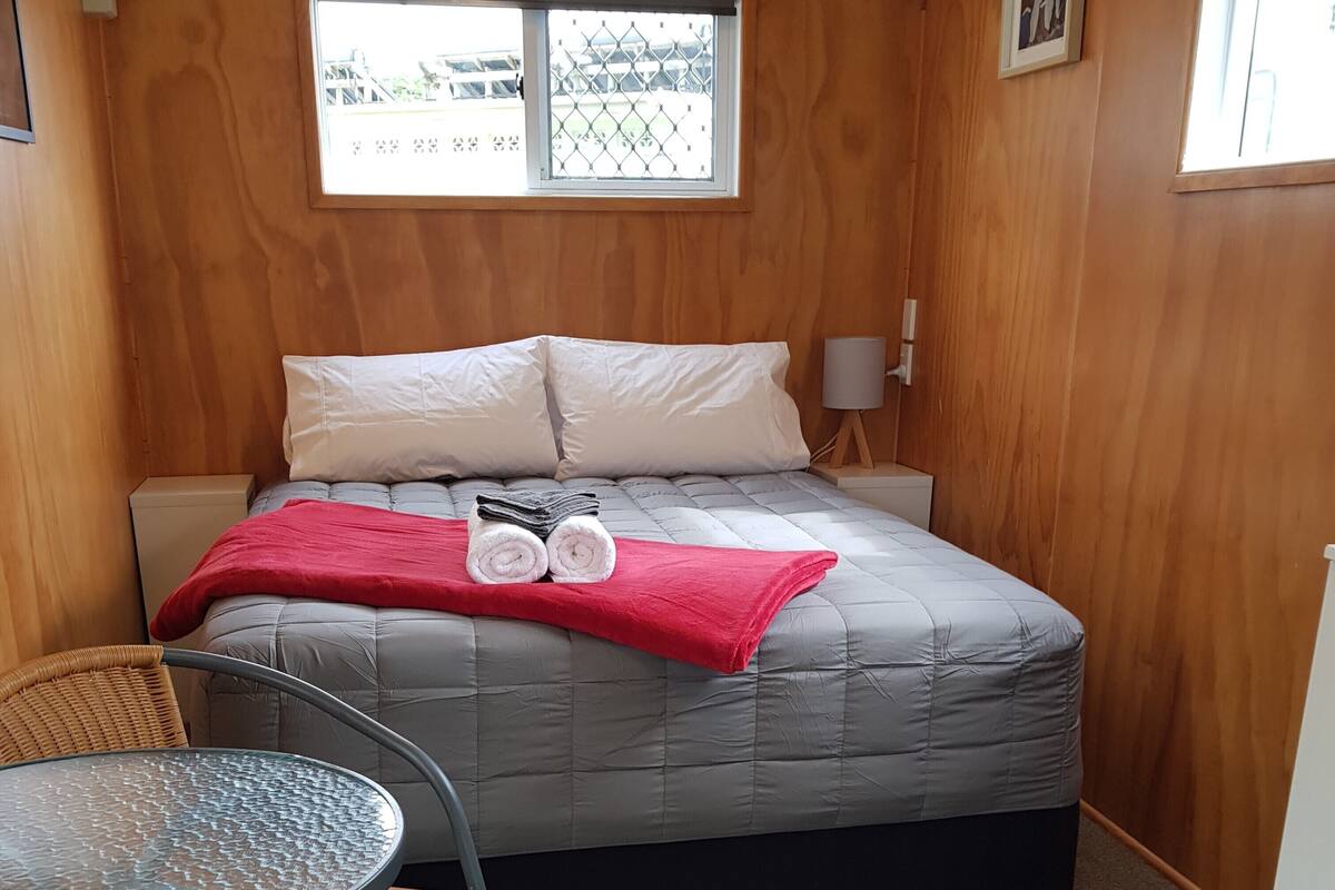 Hytte – deluxe, 1 queensize-seng | Wi-fi (inkludert)