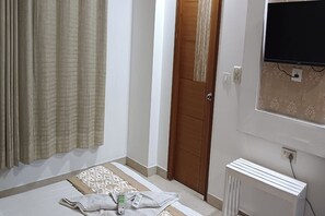 デラックス ルーム | デスク、アイロン / アイロン台、WiFi (無料)、ベッドシーツ