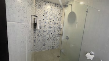 Standard Double Room | Bathroom | Shower, rainfall showerhead, free toiletries, hair dryer