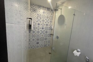 Standard-dobbeltværelse | Badeværelse | Bruser, brusehoved med spredningseffekt, gratis toiletartikler