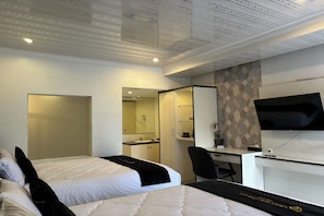 Deluxe-Zimmer | Schreibtisch, Zustellbetten, kostenloses WLAN, Bettwäsche