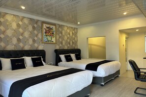 Deluxe-huone | Työpöytä, lisävuoteet, ilmainen Wi-Fi, vuodevaatteet