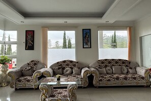 Coin salon dans le hall