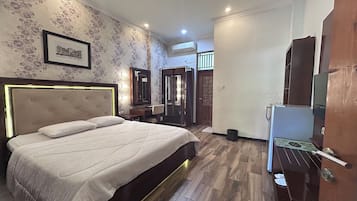 Desk, free WiFi, bed sheets