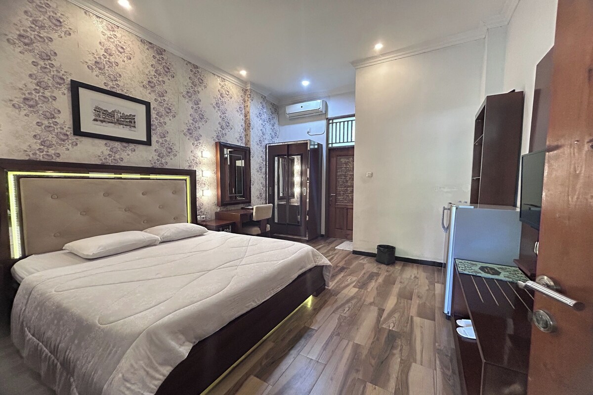 Desk, WiFi (free), bed sheets
