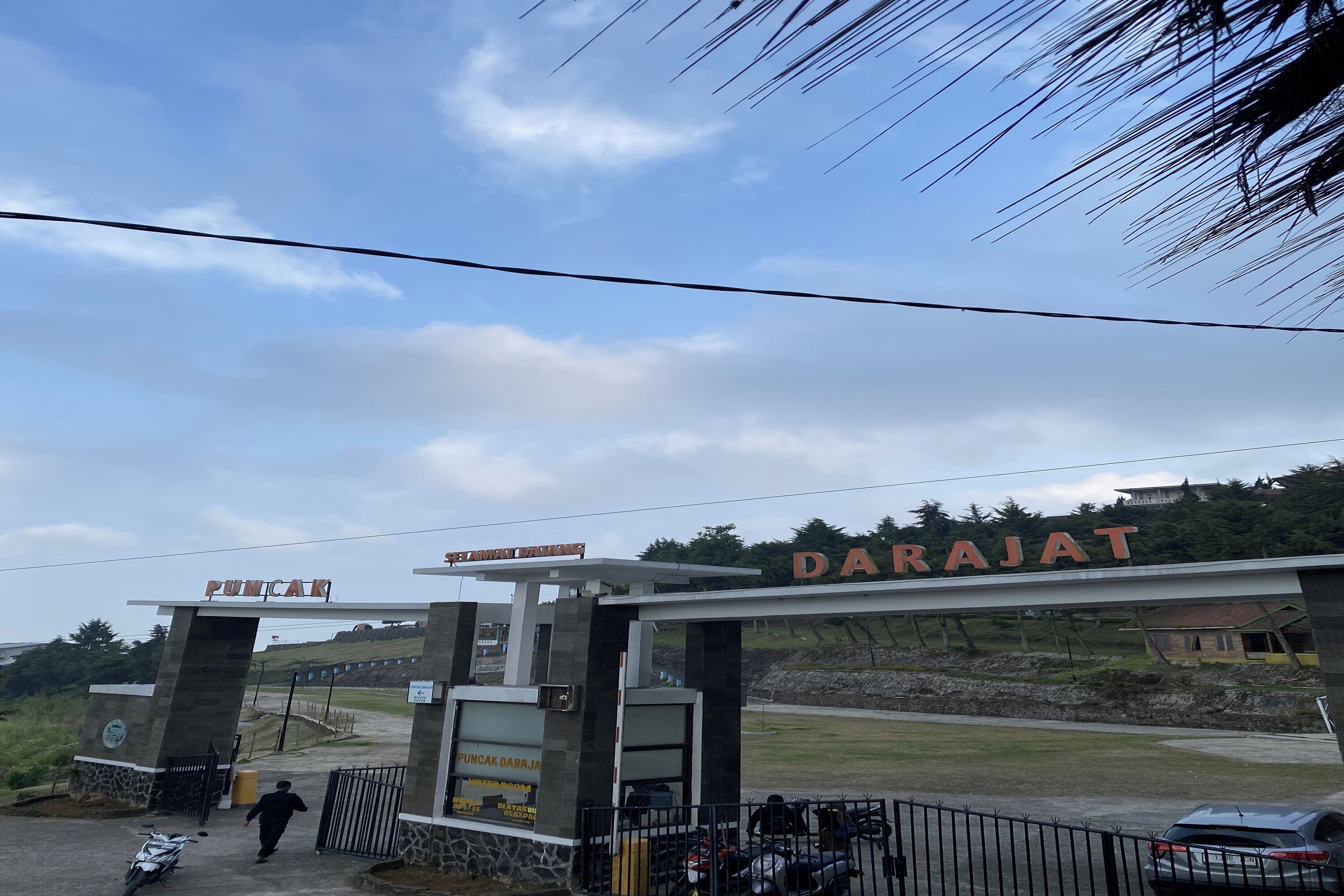 En port med et skilt, der viser teksten "DARAJAT" og "PUNCAK BARRI".