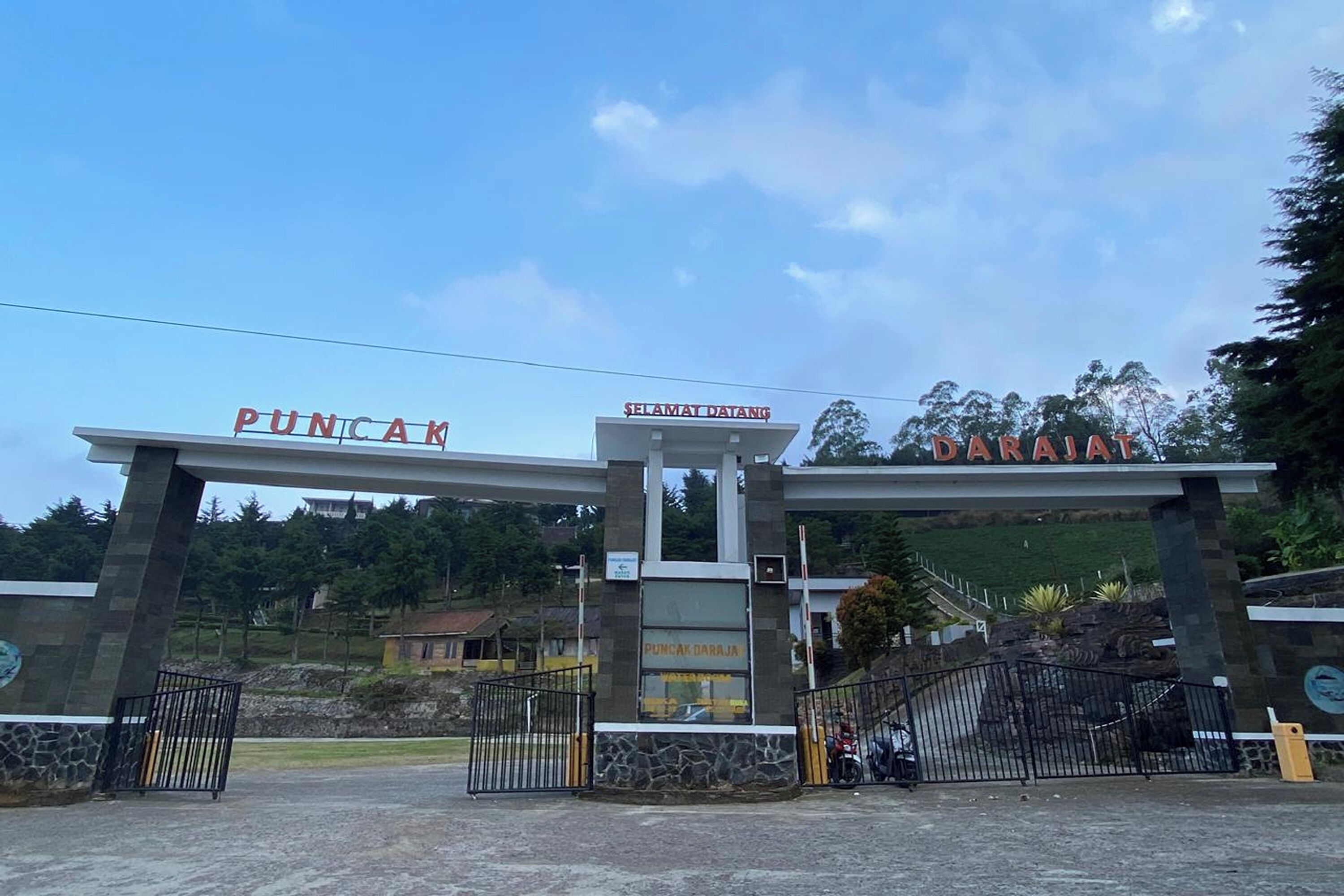 Una entrada cerrada con señalización que dice 'PUNCAK DARJAYA' y 'SELANGOR DARJAYA'.