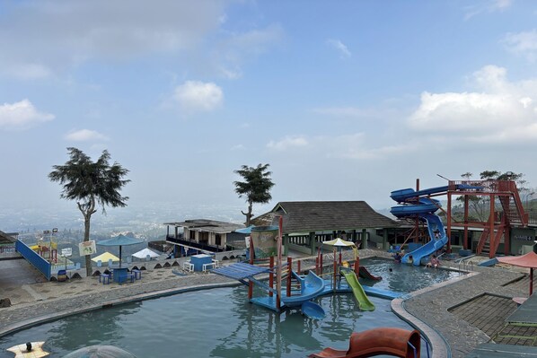 Outdoor pool - Puncak Darajat Highland (Cibuniherang)
