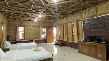 Standard Studio Suite | Desk, bed sheets