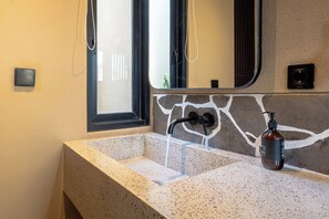 Habitación estándar | Área de sala de estar | Televisión LCD de 32 pulgadas con canales digitales