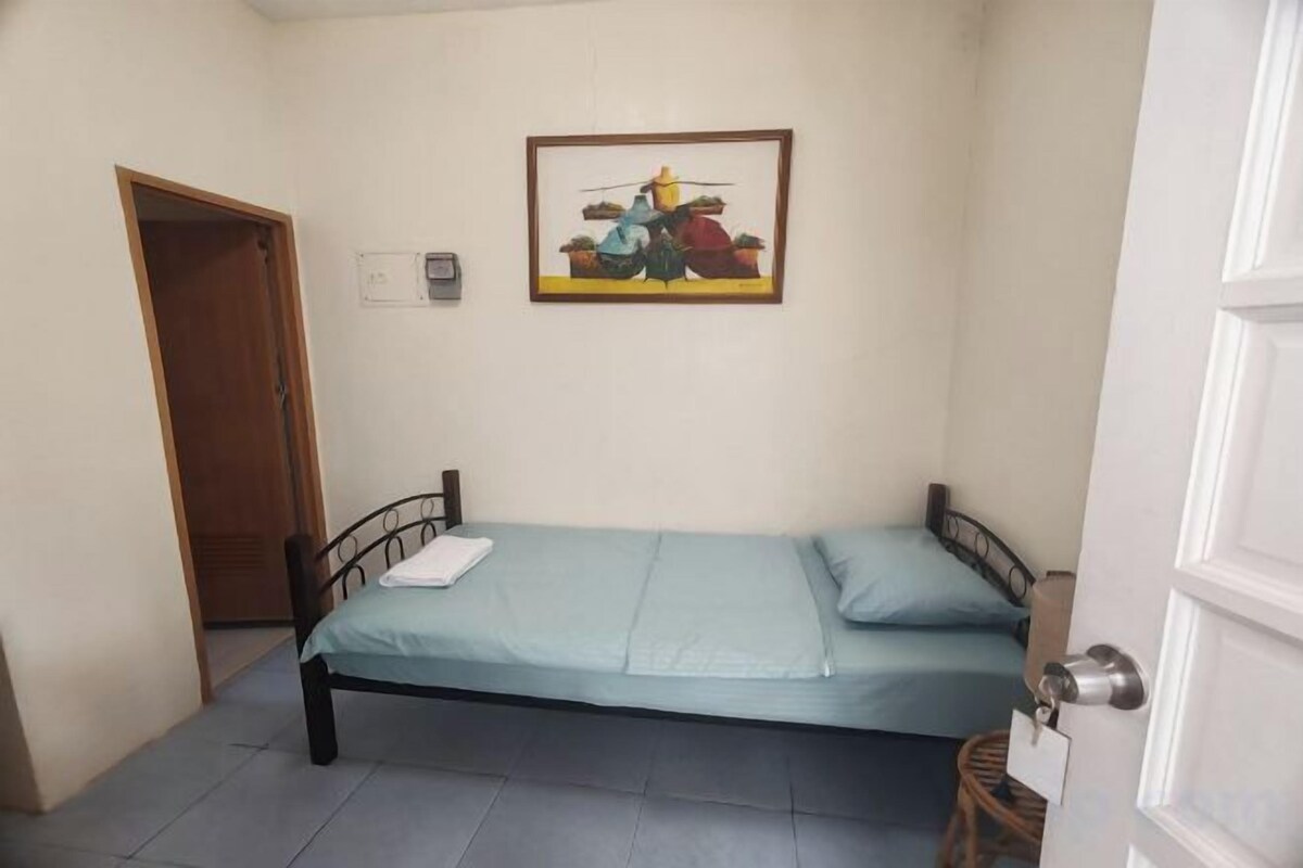 Desk, WiFi (free), bed sheets
