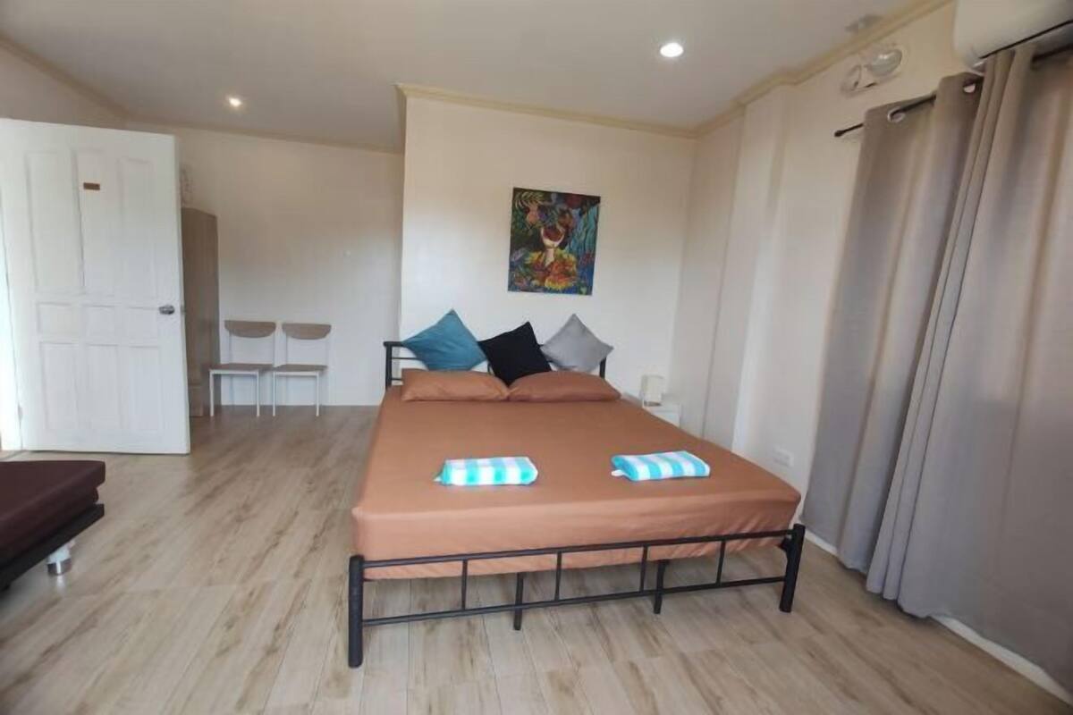 Desk, free WiFi, bed sheets