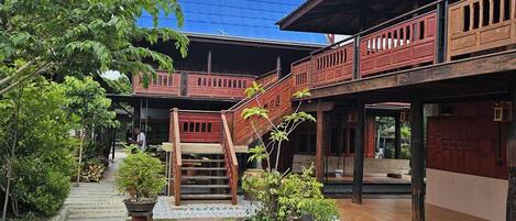 المنشأة من الخارج