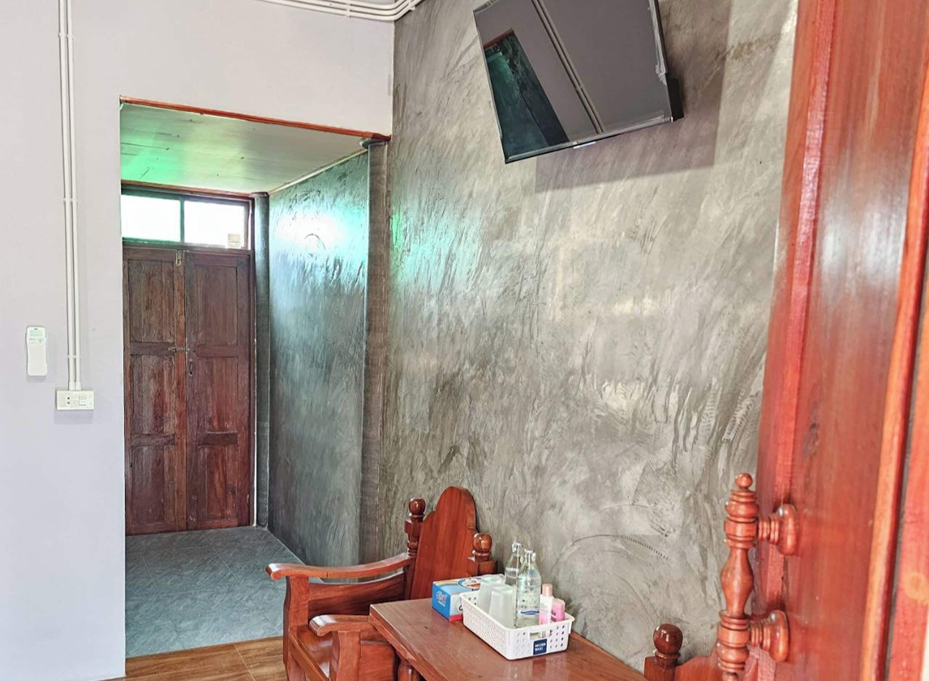 Desk, free WiFi, bed sheets