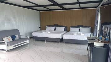Family Room | Desk, free WiFi, bed sheets