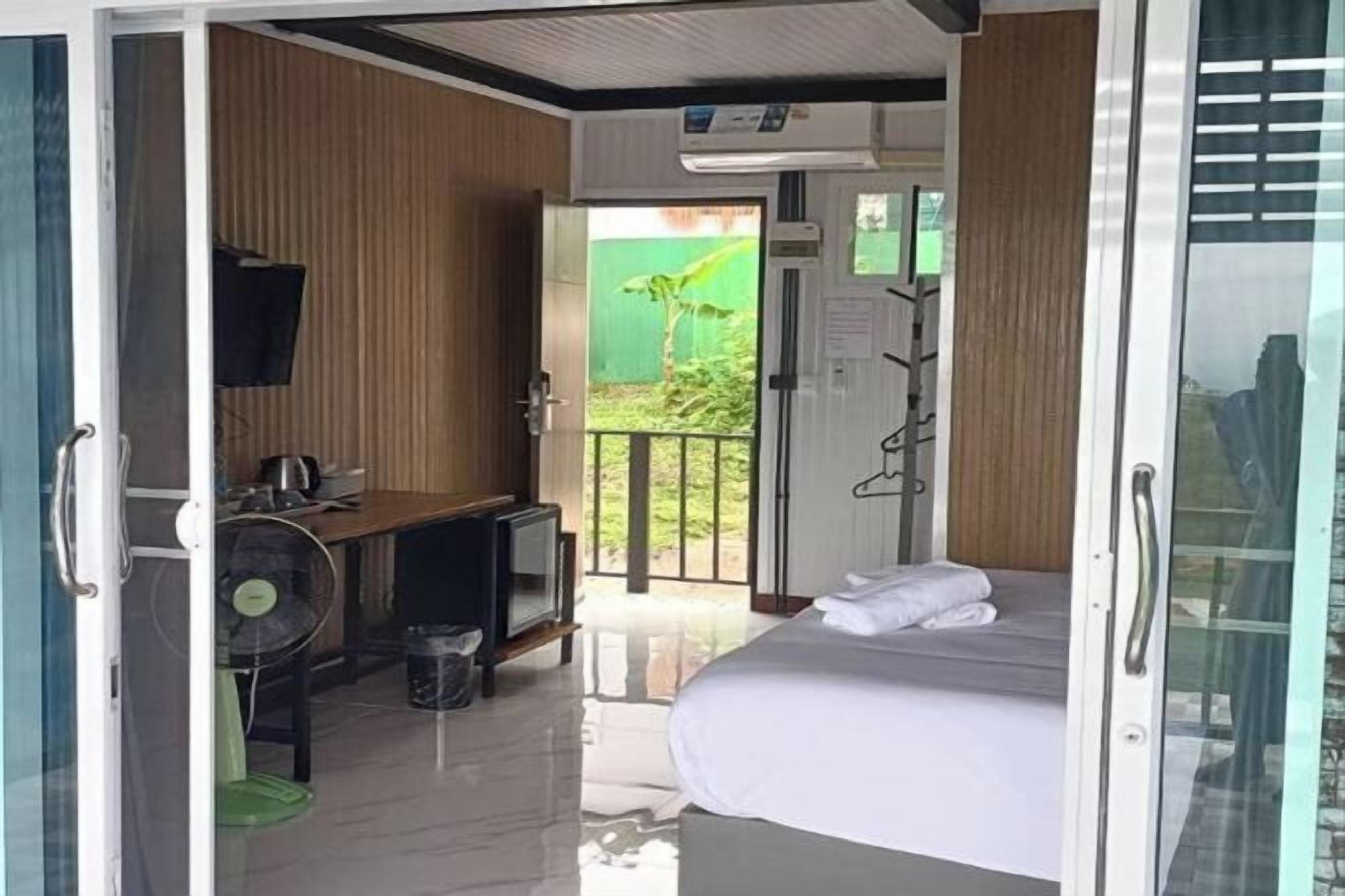 Skrivebord, wi-fi (inkludert) og sengetøy