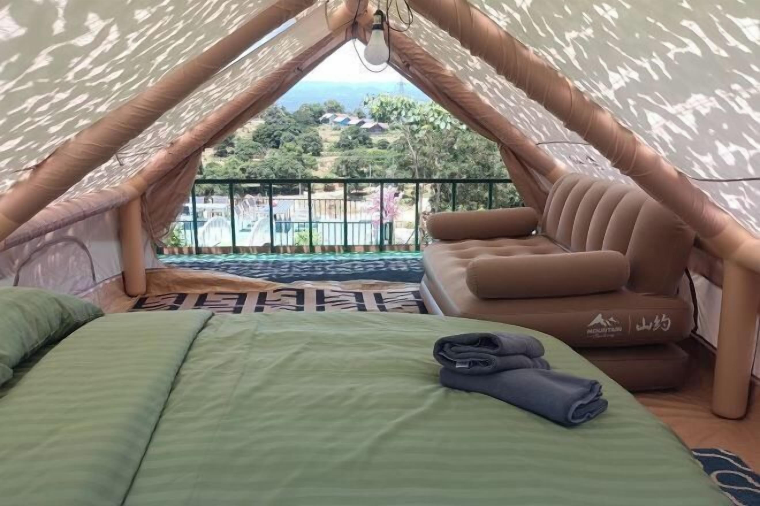 Skrivebord, wi-fi (inkludert) og sengetøy