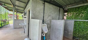 Shower, rainfall showerhead, free toiletries, towels - Ice Hill (Sikhio)