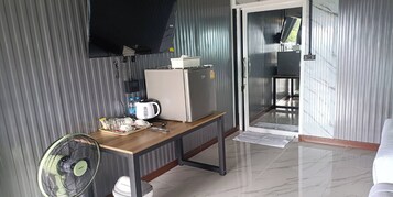 Escritorio, wifi gratis y ropa de cama