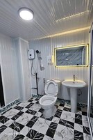 Habitación estándar doble | Baño | Ducha y cabezal de ducha tipo lluvia