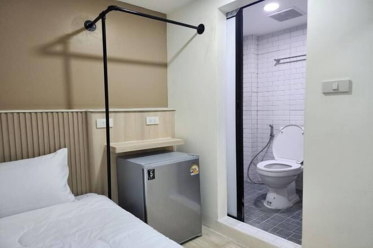 WiFi (free), bed sheets