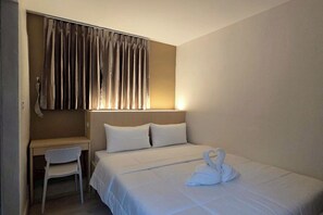 Superior Double Room at Soi 7 | Free WiFi, bed sheets - Reezq Hostel (Bangkok)