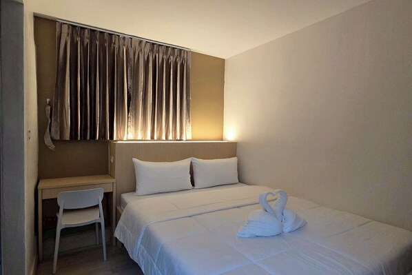 Superior Double Room at Soi 7 | Free WiFi, bed sheets - Reezq Hostel (Bangkok)