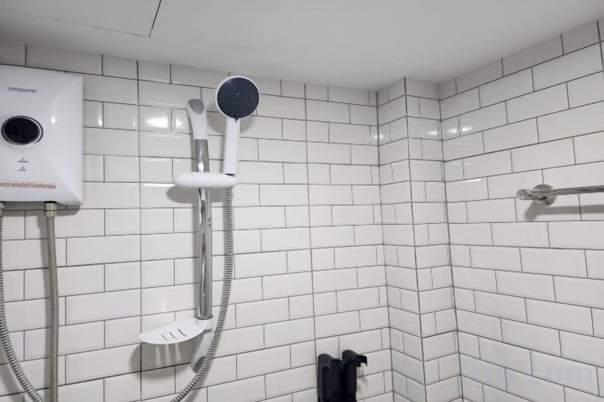 Bathroom | Shower, rainfall showerhead, free toiletries, bidet
