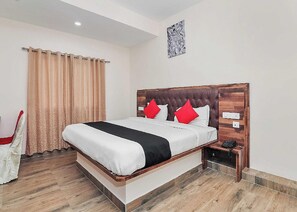 Desk, blackout curtains, rollaway beds, free WiFi - Sri Surabhi Luxurious Rooms (Hyderabad)
